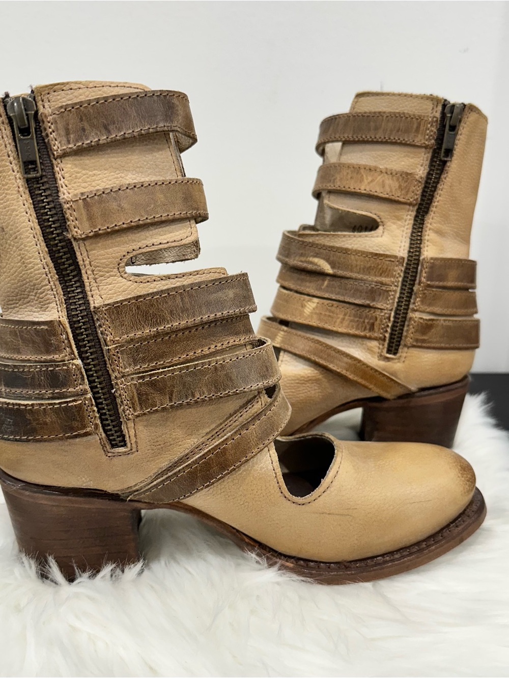 🦅 FREEBIRD BY STEVEN CLOVER Buckle Ankle Boots SZ 7 Tan - Picture 10 of 13